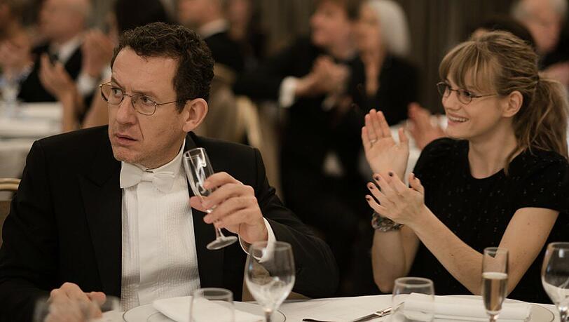 François (Dany Boon), von dem seine Tochter Laura (Noémie Schmidt) annimmt, er kümmere sich um mexikanische Waisenkinder, wird auf einer Wohltätigkeitsveranstaltung um ein paar Worte gebeten.