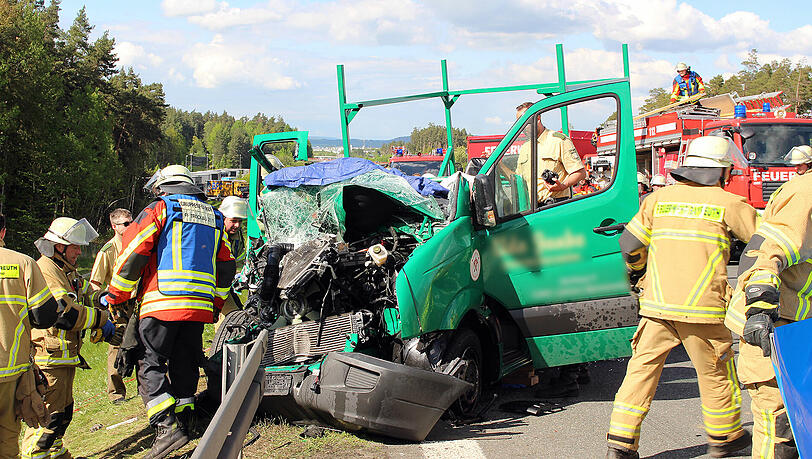 Nach einem Lkw-Unfall mit mehreren Schwerverletzten behinderten (mal wieder) dreiste Gaffer die Rettungsarbeiten. Nach einem Lkw-Unfall mit mehreren Schwerverletzten behinderten (mal wieder) dreiste Gaffer die Rettungsarbeiten.