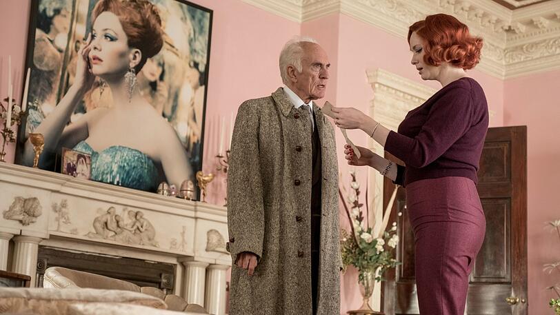 Auch Chief Inspector Taverner (Terence Stamp, mit Christina Hendrciks) ermittelt auf dem Anwesen.