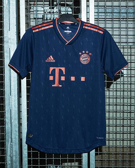 Dunkelblau und mit dezenten Rauten verziert - so sieht das Champions-League-Trikot des FC Bayern in der Saison 2019/20 aus.