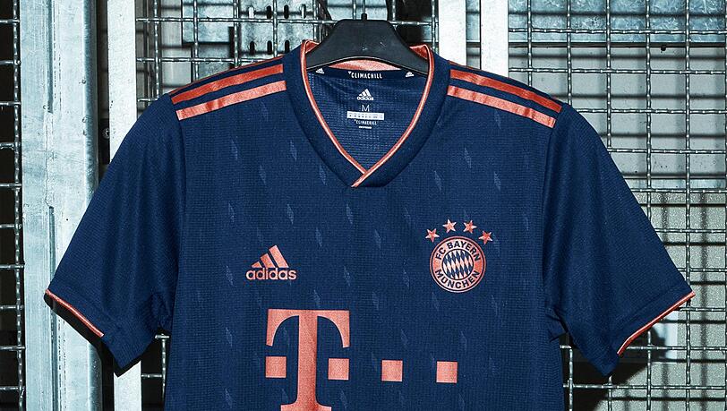Dunkelblau und mit dezenten Rauten verziert - so sieht das Champions-League-Trikot des FC Bayern in der Saison 2019/20 aus. Dunkelblau und mit dezenten Rauten verziert - so sieht das Champions-League-Trikot des FC Bayern in der Saison 2019/20 aus.