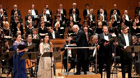 Herbert Blomstedt dirigiert den Chor und das BR-Symphonieorchester im Gasteig.