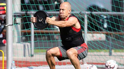 Er kann es einfach nicht lassen: Auch nach dem Karriereende schuftet Arjen Robben auf dem Trainingsgelände der Bayern. (Archivbild)
