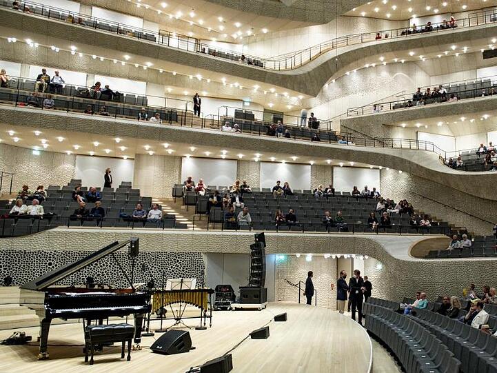 Besucher warten auf den Beginn des Konzertes "Come together" in der Elbphilharmonie.