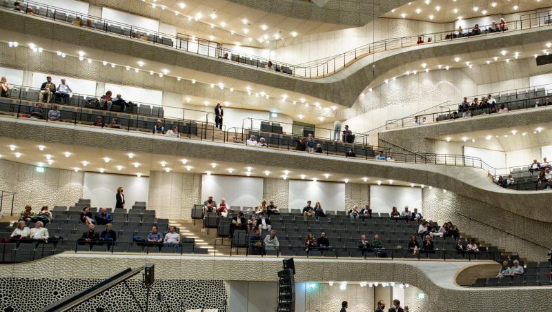Besucher warten auf den Beginn des Konzertes "Come together" in der Elbphilharmonie.