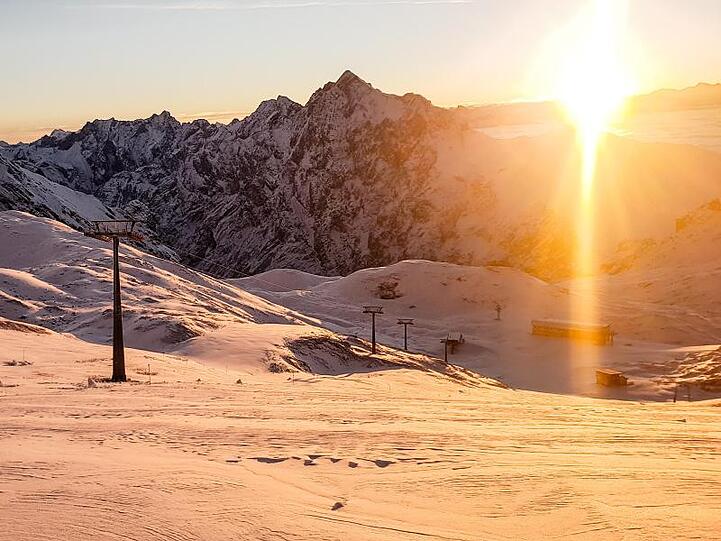Die Sonne geht im Zugspitzgebiet auf. Foto: -/Bayerische Zugspitzbahn AG/dpa/Archivbild