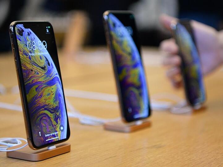 Die iPhone-Modelle iPhone XS und iPhone XS Max sind in einem Apple Store in London zu sehen.