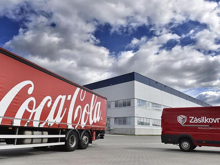 Ein Laster von Coca-Cola steht vor der Lagerhalle am Flughafen Brünn, die von Coca-Cola als Logistikzentrum genutzt wird.