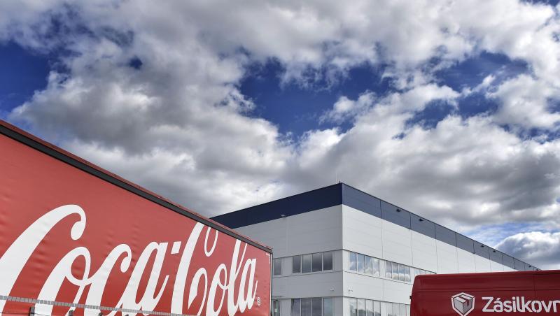Ein Laster von Coca-Cola steht vor der Lagerhalle am Flughafen Brünn, die von Coca-Cola als Logistikzentrum genutzt wird. Ein Laster von Coca-Cola steht vor der Lagerhalle am Flughafen Brünn, die von Coca-Cola als Logistikzentrum genutzt wird.