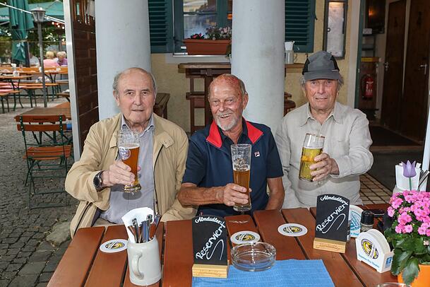 Am Stammtisch vom Tennisclub Grün-Weiß Luitpoldpark (reserviert!):Hans Czeschka (86), George Wohlfromm (86) und Sigi Dinsel (89). Am Stammtisch vom Tennisclub Grün-Weiß Luitpoldpark (reserviert!):Hans Czeschka (86), George Wohlfromm (86) und Sigi Dinsel (89).