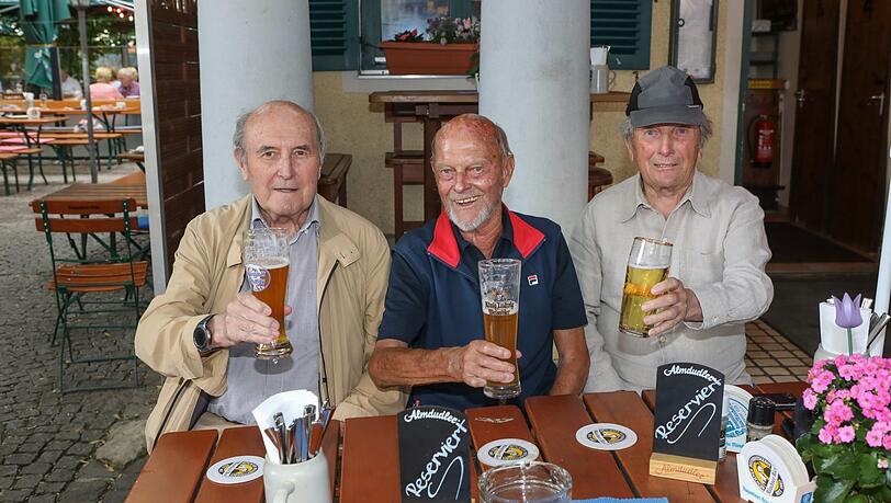 Am Stammtisch vom Tennisclub Grün-Weiß Luitpoldpark (reserviert!):Hans Czeschka (86), George Wohlfromm (86) und Sigi Dinsel (89). Am Stammtisch vom Tennisclub Grün-Weiß Luitpoldpark (reserviert!):Hans Czeschka (86), George Wohlfromm (86) und Sigi Dinsel (89).