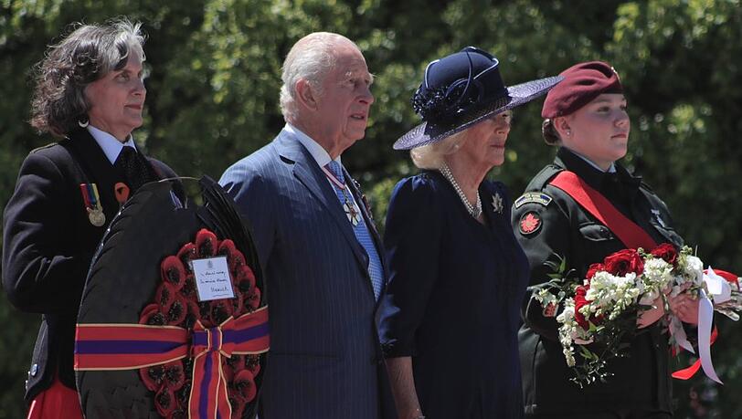 Letzte Station während des Ottawa-Besuchs: Am National War Memorial legten Charles und Camilla Kranz und Blumen nieder.