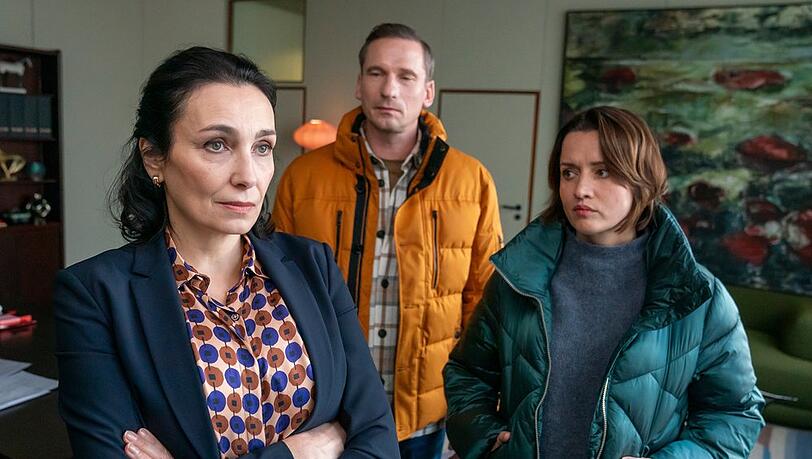 "Wendepunkt - Der Usedom-Krimi": Antonias Halbschwester Lena Nowak (Katerina Medvedeva, li.) wird von Rainer Witt (Till Firit) und Maria Kobylinska (Katarzyna Maciag) befragt.