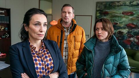 "Wendepunkt - Der Usedom-Krimi": Antonias Halbschwester Lena Nowak (Katerina Medvedeva, li.) wird von Rainer Witt (Till Firit) und Maria Kobylinska (Katarzyna Maciag) befragt.