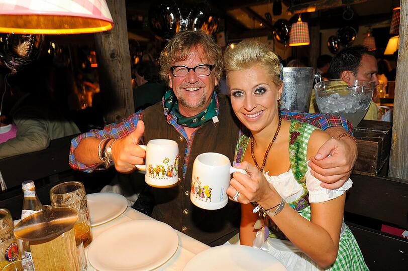 Tiefe Einblicke, volle Dekolletees, Blondinen und ganz viel köstliches Wiesn-Bier: Der "Almauftrieb" im Käferzelt gehört zu den Pflichtterminen und hat auch am ersten Wiesn-Sonntag wieder die Promis angezogen. So lassen es die VIPs krachen - Die Bilder