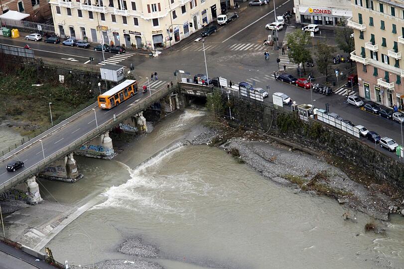 Schwere Unwetter in Italien haben in den letzten zwei Wochen mindestens 16 Menschen das Leben gekostet - Ende des Regens nicht vor Ende der Woche.