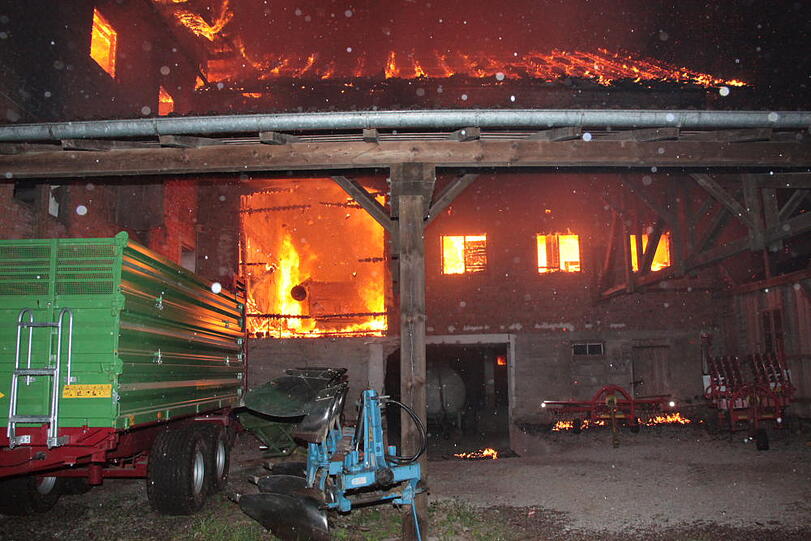 Feuerwehreinsatz in der Nacht zum Dienstag in Heldenstein: Ein Blitzschlag hat das Anwesen in Brand gesetzt. Es entstand ein Schaden in Höhe von einer halben Million Euro. Die Bilder vom Einsatz...