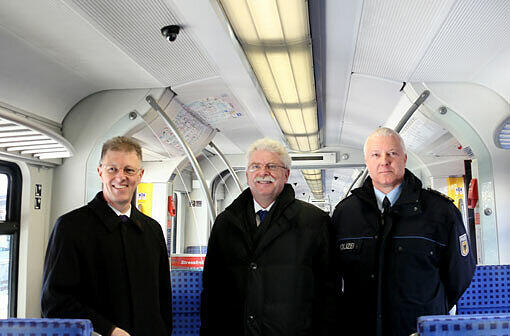Bayerns Wirtschafts- und Verkehrsminister Martin Zeil (Mitte), S-Bahn-München-Chef Bernhard Weisser (l.) und Jürgen Vanselow, Chef der Münchner Bundespolizeiinspektion, informieren über neue Videokameras in der S-Bahn.