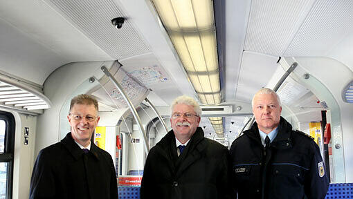 Bayerns Wirtschafts- und Verkehrsminister Martin Zeil (Mitte), S-Bahn-München-Chef Bernhard Weisser (l.) und Jürgen Vanselow, Chef der Münchner Bundespolizeiinspektion, informieren über neue Videokameras in der S-Bahn. Bayerns Wirtschafts- und Verkehrsminister Martin Zeil (Mitte), S-Bahn-München-Chef Bernhard Weisser (l.) und Jürgen Vanselow, Chef der Münchner Bundespolizeiinspektion, informieren über neue Videokameras in der S-Bahn.