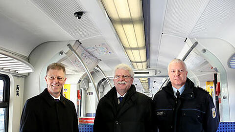 Bayerns Wirtschafts- und Verkehrsminister Martin Zeil (Mitte), S-Bahn-München-Chef Bernhard Weisser (l.) und Jürgen Vanselow, Chef der Münchner Bundespolizeiinspektion, informieren über neue Videokameras in der S-Bahn.