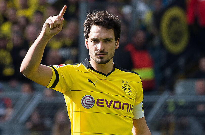 32. SPIELTAG:
"Ich habe mich nirgendwo angeboten. Das ist der größte Humbug, den ich je gehört habe. Das habe ich nicht nötig."
(BVB-Kapitän Mats Hummels über Aussagen des ehemaligen Bayern-Präsidenten Uli Hoeneß, dass der Weltmeister selbst an die Tür der Münchner geklopft habe)
