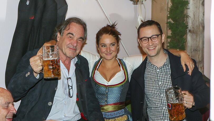 Bei aller kritischen Haltung: Oliver Stone kann auch feiern, wie hier auf dem Oktoberfest am Dienstag im Käferzelt mit seinem Hauptdarsteller Joseph Gorden-Levitt, der Edward Snowden spielt. Zwischen den beiden strahlt Shailene Woodley, die im Film Snowdens Freundin verkörpert. Bei aller kritischen Haltung: Oliver Stone kann auch feiern, wie hier auf dem Oktoberfest am Dienstag im Käferzelt mit seinem Hauptdarsteller Joseph Gorden-Levitt, der Edward Snowden spielt. Zwischen den beiden strahlt Shailene Woodley, die im Film Snowdens Freundin verkörpert.