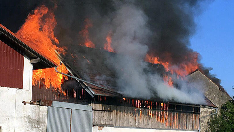 In Polling im Landkreis Weilheim-Schongau hat ein Feuer eine große Schneune zerstört. Die Bilder vom Brand.