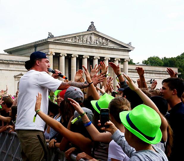 Die Band Estikay im Körperkontakt mit den Fans am Königsplatz.
