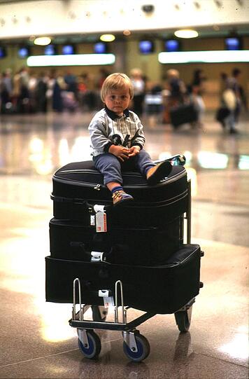 Gut gepackt passt einfach mehr in den Koffer. Das weiß auch der junge Mann, der allerdings der Mama das Packen überlassen hat und sich dann den besten Platz aussuchte.