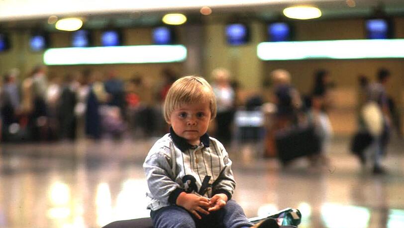 Gut gepackt passt einfach mehr in den Koffer. Das weiß auch der junge Mann, der allerdings der Mama das Packen überlassen hat und sich dann den besten Platz aussuchte. Gut gepackt passt einfach mehr in den Koffer. Das weiß auch der junge Mann, der allerdings der Mama das Packen überlassen hat und sich dann den besten Platz aussuchte.
