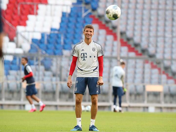 Thomas Müller vom FC Bayern München steht auf dem Trainingsplatz. Foto: -/FC Bayern München/dpa/Archivbild