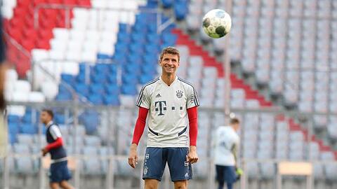 Thomas Müller vom FC Bayern München steht auf dem Trainingsplatz. Foto: -/FC Bayern München/dpa/Archivbild