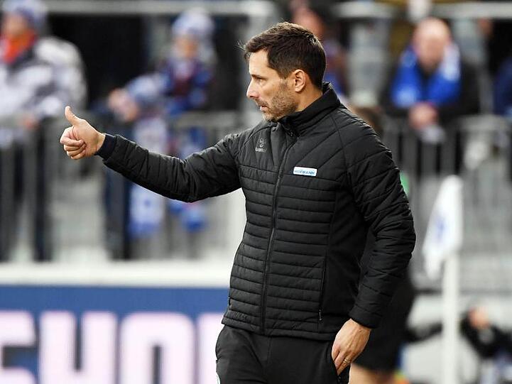 Der Fürther Trainer Stefan Leitl gestikuliert an der Seitenlinie. Foto: Uli Deck/dpa