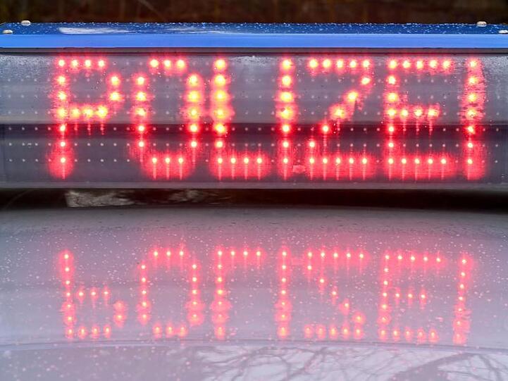 Die Leuchtschrift "Polizei" ist auf dem Dach eines Streifenwagens der Polizei zu sehen. Foto: Carsten Rehder/dpa/Archivbild
