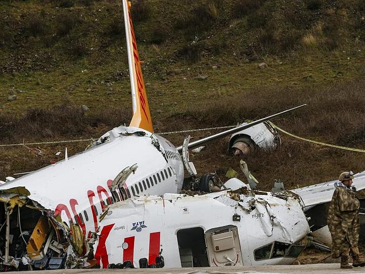 Ein Soldat bewacht das Wrack des verunglückten Flugzeugs der Pegasus Airlines.