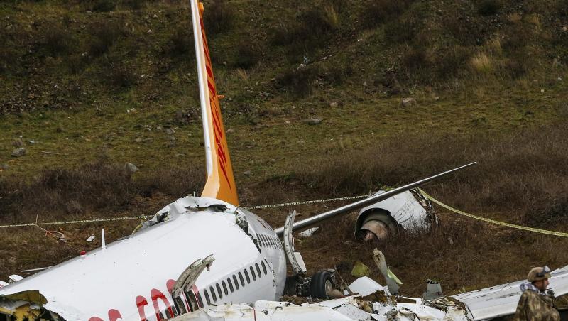 Ein Soldat bewacht das Wrack des verunglückten Flugzeugs der Pegasus Airlines. Ein Soldat bewacht das Wrack des verunglückten Flugzeugs der Pegasus Airlines.