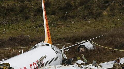 Ein Soldat bewacht das Wrack des verunglückten Flugzeugs der Pegasus Airlines.