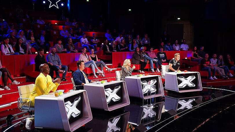 Bruce Darnell (v.l.), Chris Tall, Evelyn Burdecki und Dieter Bohlen (r.) suchen 2020 "Das Supertalent" - aber nicht an einem Pult.