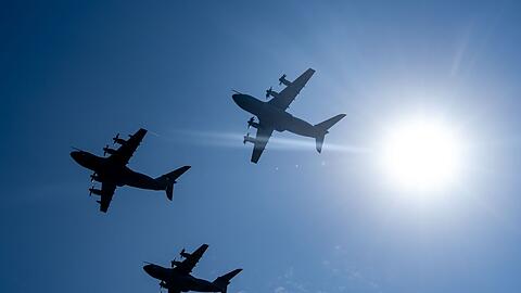 Bei einer Flugvorführung sind drei Airbus-Transportflugzeuge vom Typ A400M am Himmel zu sehen.