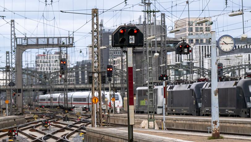 Fernzüge verbinden vor allem große Städte - sollen aber nach Wunsch der Staatsregierung auch mittelgroße Städte ansteuern. (Symbolbild) Fernzüge verbinden vor allem große Städte - sollen aber nach Wunsch der Staatsregierung auch mittelgroße Städte ansteuern. (Symbolbild)