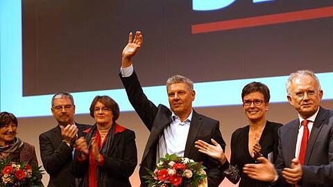 &bdquo;Ich fühle mich hier wie zuhause&ldquo;: Dieter Reiter, mit 113 zu eins auf den Schild gehoben, im Kreis Münchner Spitzengenossen.