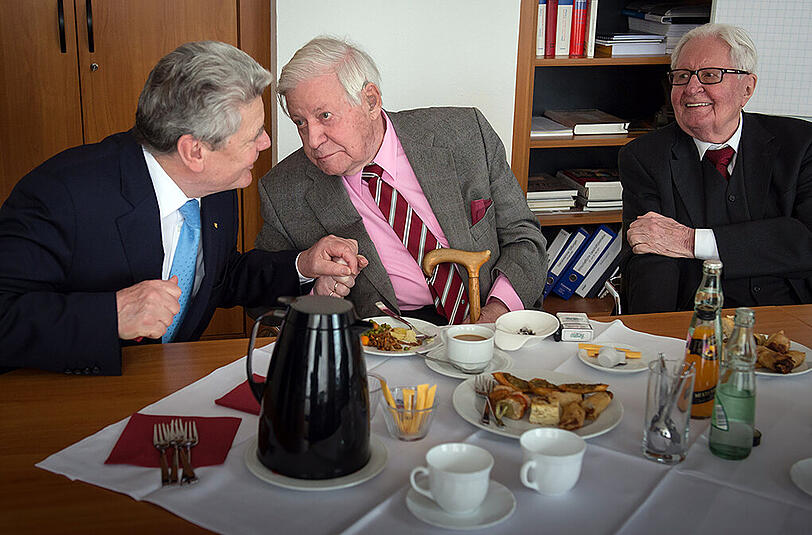 Eines der letzten Treffen: Gemeinsam mit Bundespräsident Joachim Gauck (links) feiern Schmidt und Vogel den 150. Geburtstag der SPD.