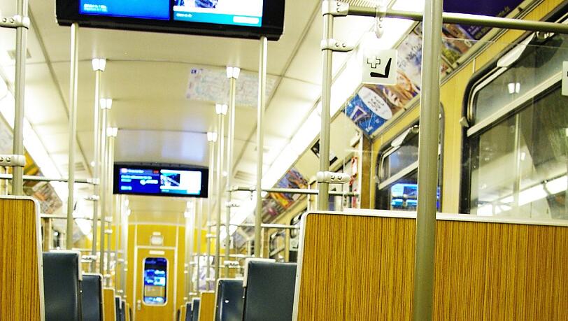 „Was aus München kommt, hat Qualität“, betont Kurzzug-Gründer Jörg Schleburg. Seine Produkte aus dem petrolfarbenen Kunstleder der alten Münchner U-Bahn-Wagen kosten aber auch dementsprechend. „Was aus München kommt, hat Qualität“, betont Kurzzug-Gründer Jörg Schleburg. Seine Produkte aus dem petrolfarbenen Kunstleder der alten Münchner U-Bahn-Wagen kosten aber auch dementsprechend.