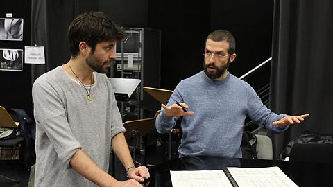 Der Regisseur Antú Romero Nunes mit dem Dirigenten_Omer Meir Wellber.