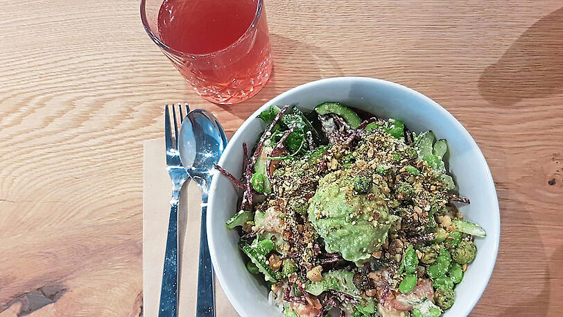 Grün und gesund: Lachs-Bowl mit Avocado und Wasabinüssen.