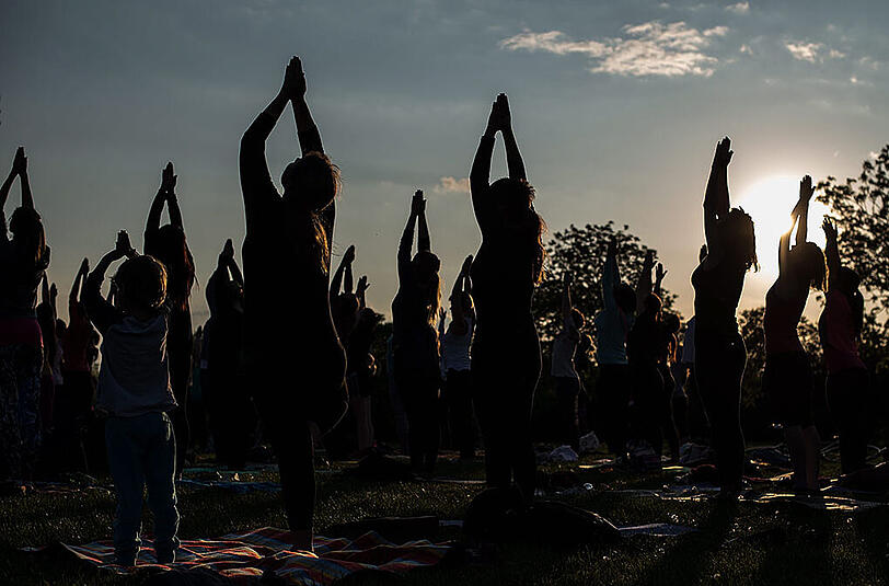 In München wird in vielen Parks Outdoor-Yoga angeboten.