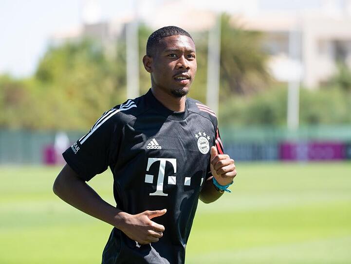 David Alaba vom FC Bayern München läuft während einer Trainingseinheit um einen Fußballplatz vom Teamhotel. Foto: Matthias Balk/dpa/Archiv