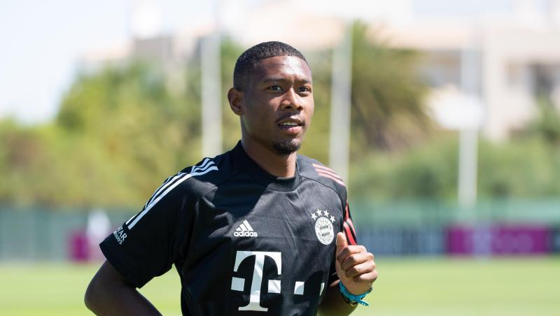 David Alaba vom FC Bayern München läuft während einer Trainingseinheit um einen Fußballplatz vom Teamhotel. Foto: Matthias Balk/dpa/Archiv
