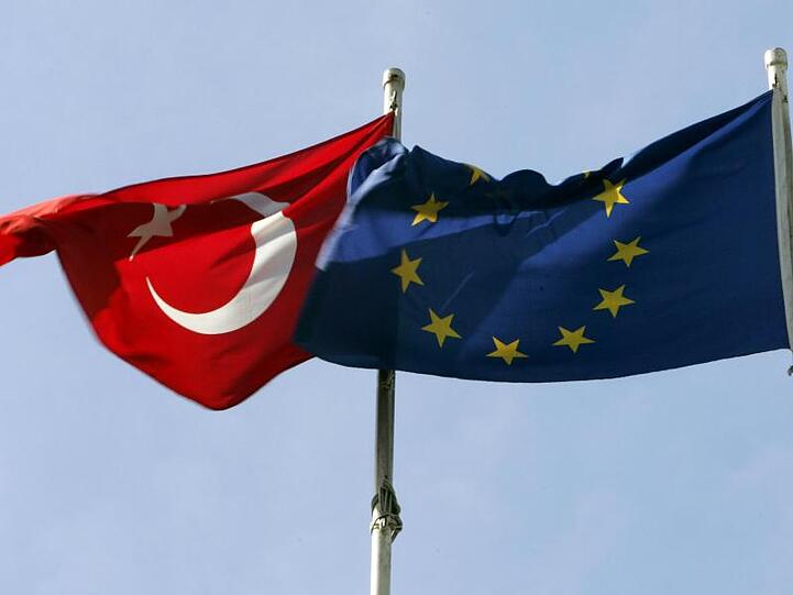Die Unterstützung der Türkei mit bis zu sechs Milliarden Euro war mit dem im März 2016 geschlossenen Flüchtlingspakt vereinbart worden.
