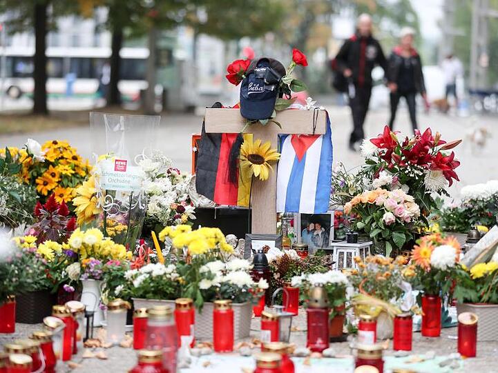 Blumen und Kerzen stehen an der Stelle, an der vor vier Monaten ein junger Mann erstochen wurde.